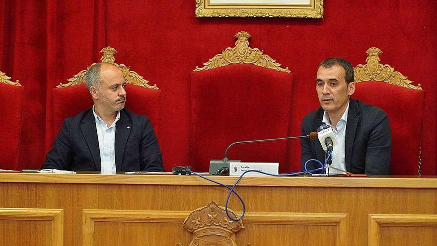 David Regades, delegado de la Zona Franca, y Enrique Cabaleiro, alcalde de Tui, durante su reunión.