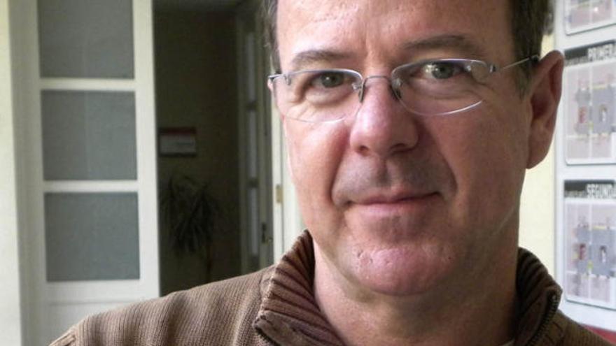 El hijo del fundador del Axarco y uno de los presidentes de la fundación con este nombre, José Luis Gámez, sostiene un billete de cinco axarquillos y una moneda de plata de uno. La Fundación del Axarco, con moneda propia de la comarca malagueña de la Axarquía que hunde sus raíces en la herencia árabe de esta zona, ha propuesto el uso generalizado en este territorio de esta moneda frente al euro, con la finalidad de emplear "un recurso económico con valor real".