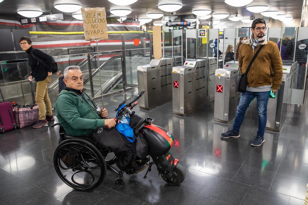 Personas con movilidad reducida piden mejoras en trenes, buses y estaciones para evitar accidentes y obstáculos en el acceso al transporte público