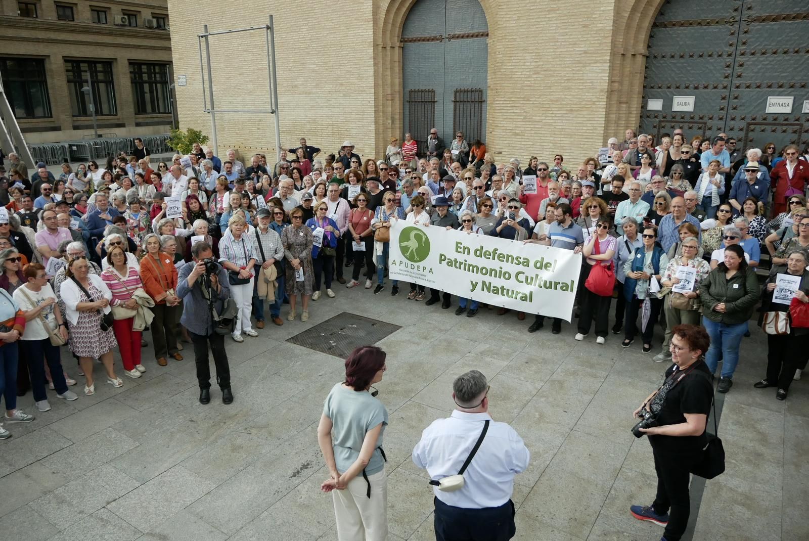 En imágenes | El abrazo a la Lonja de Zaragoza