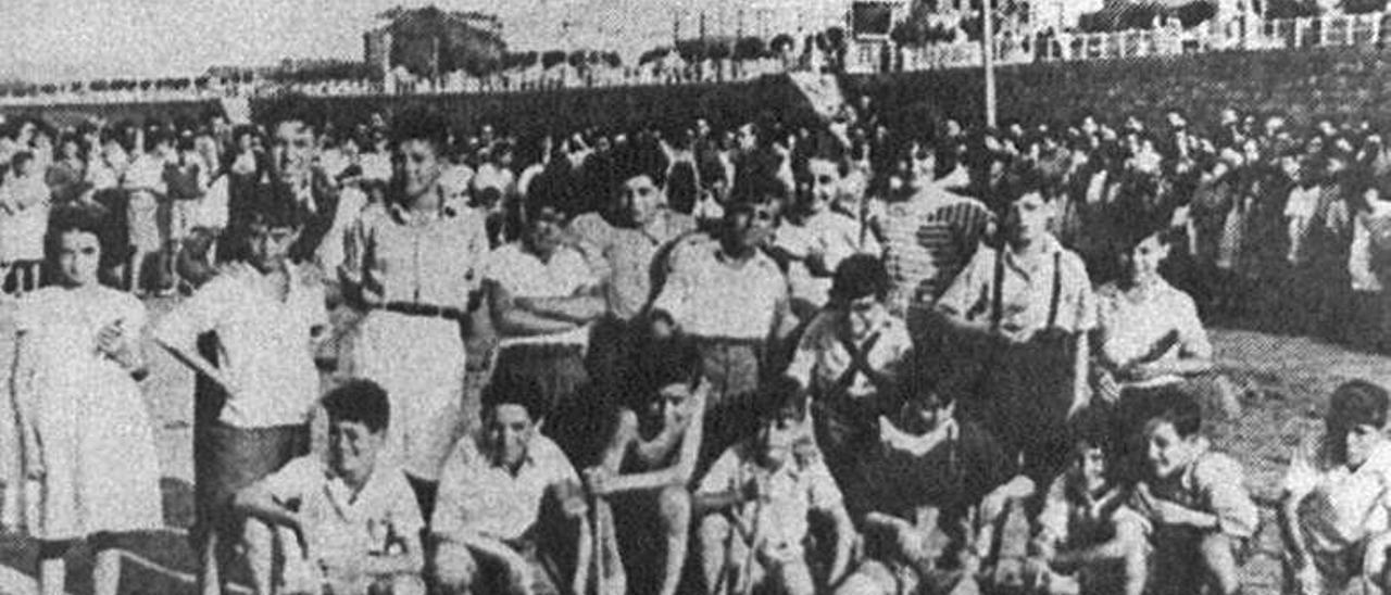 Asistentes al concurso de castillos en 1957
Firma de la foto
Á. G. / LNE