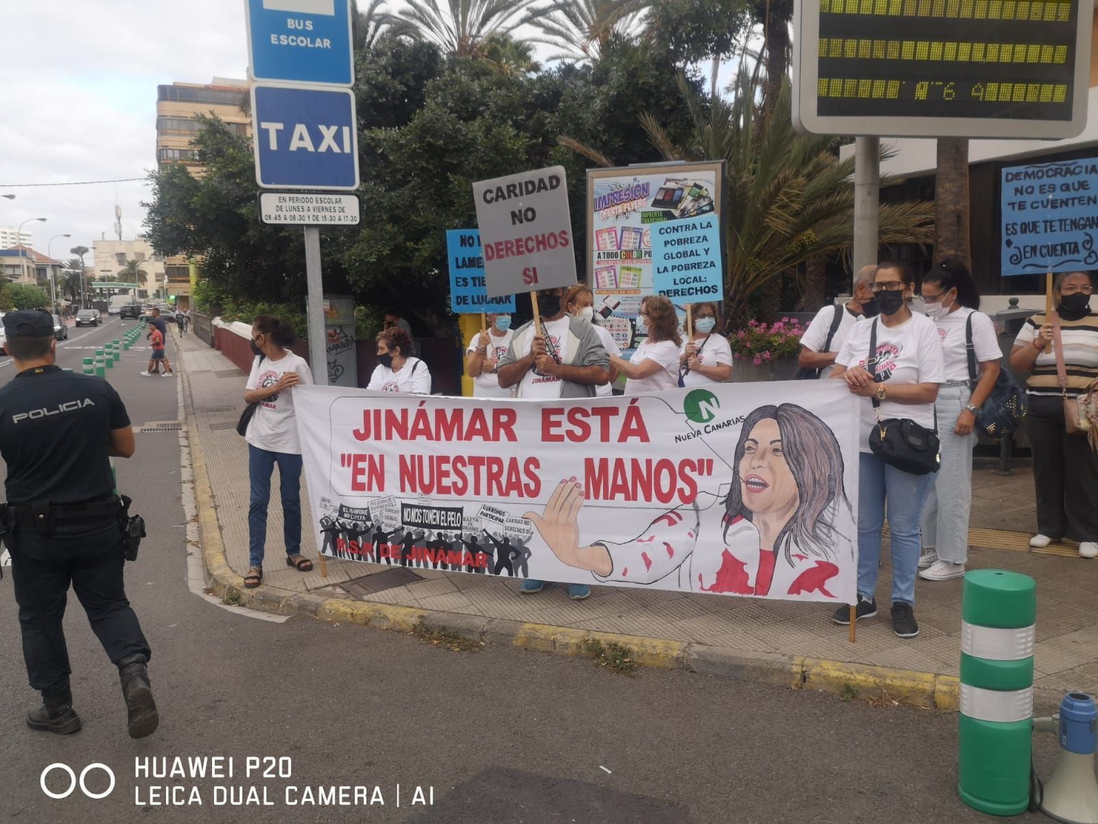 Concentración de vecinos de Jinámar ante las oficinas municipales de Las Palmas de Gran Canaria