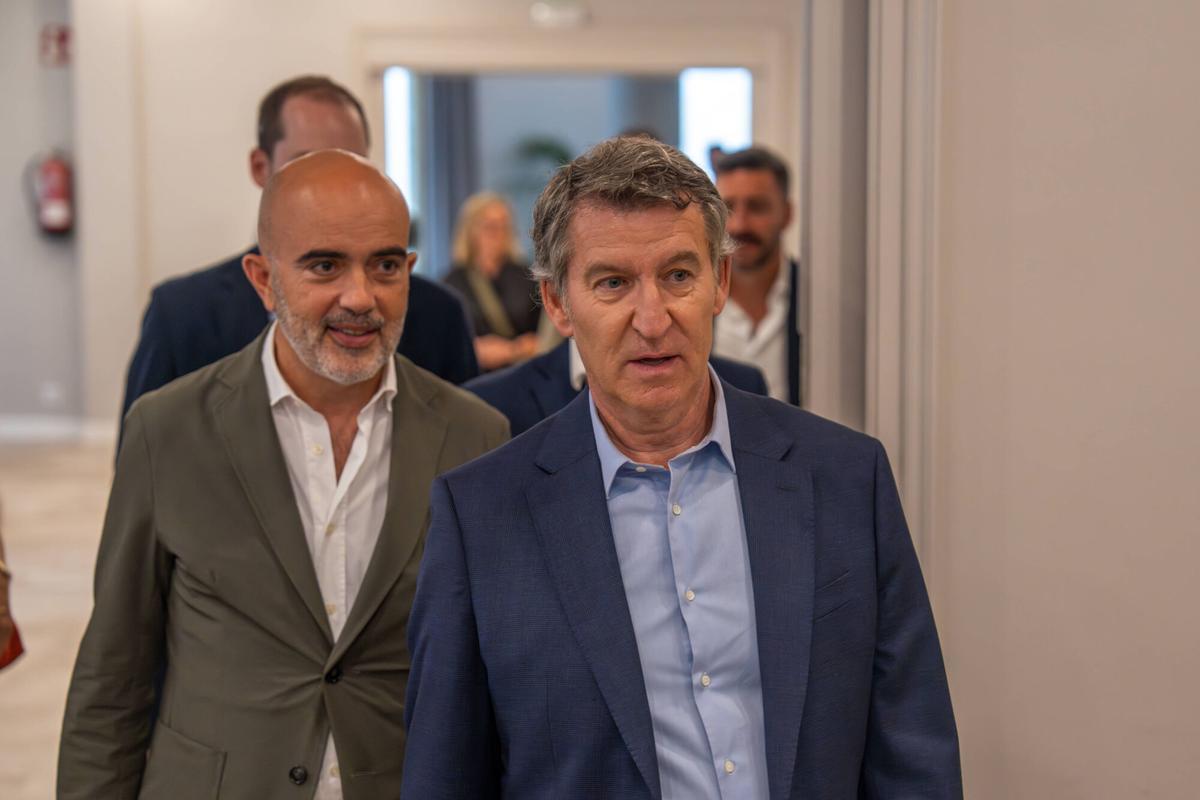 barcelona 11/07/2025 Política. El presidentedel PP, Alberto Núñe Feijóo, después de la reunión para tratar temas de seguridad con el portavoz del PP en el ayuntamiento de Barcelona, Daniel Sirera y el presidente provincial del PP de Barcelona, Manuel Reyes. AUTOR: JORDI OTIX. Política. Partido Popular. Reunión. Barcelona. Seguridad. Cataluña