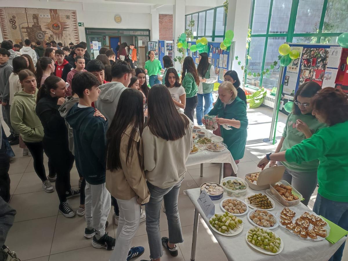El hall del IES María de Molina, lleno de profesores y alumnos.