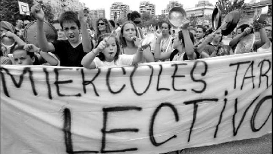 Padres y

 alumnos del colegio Azorín durante la protesta que protagonizaron ayer con cacerolas