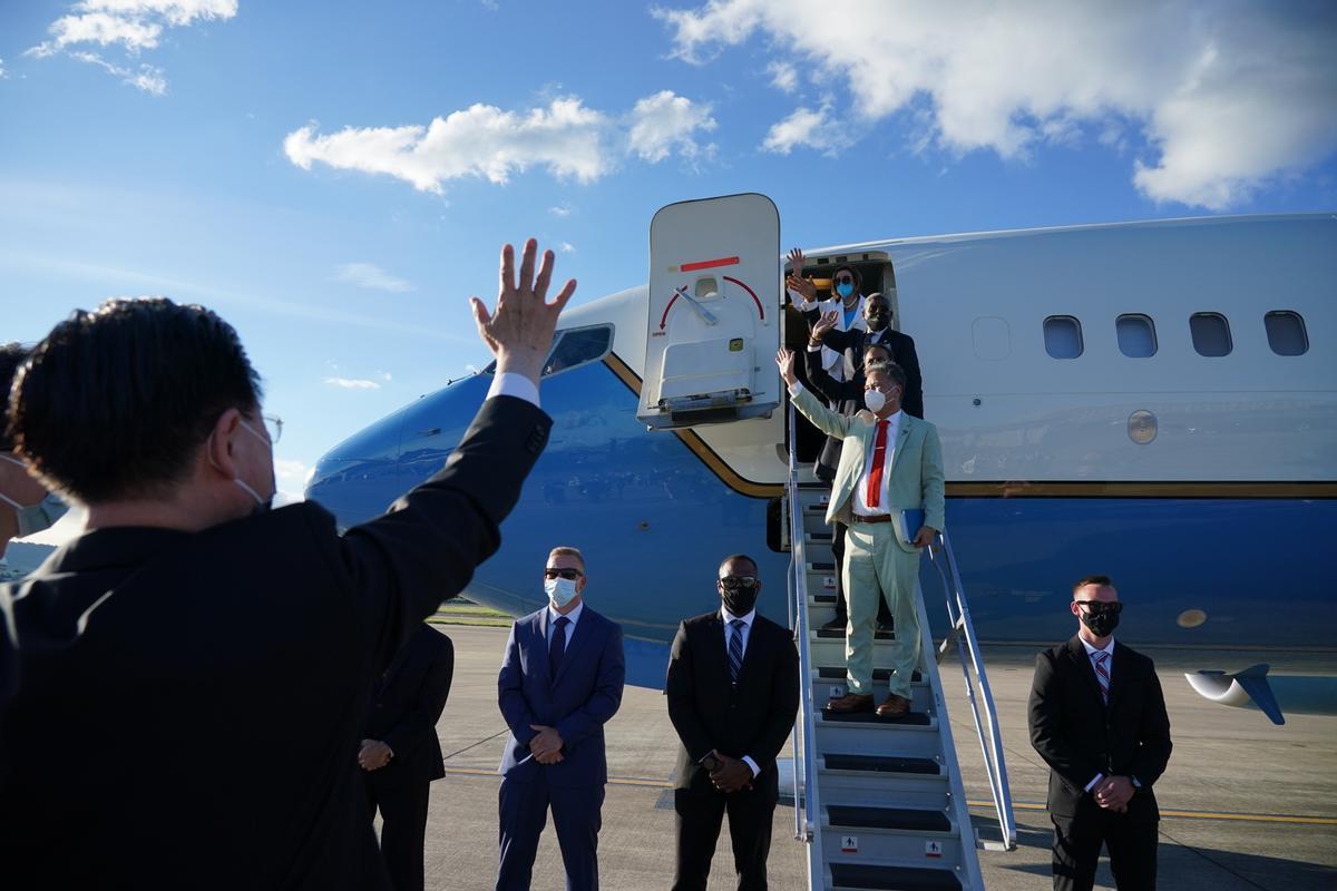 Nancy Pelosi (arriba), y a los delegados de EE. UU. saludan antes de partir en el aeropuerto de Songshan en Taipei, Taiwán