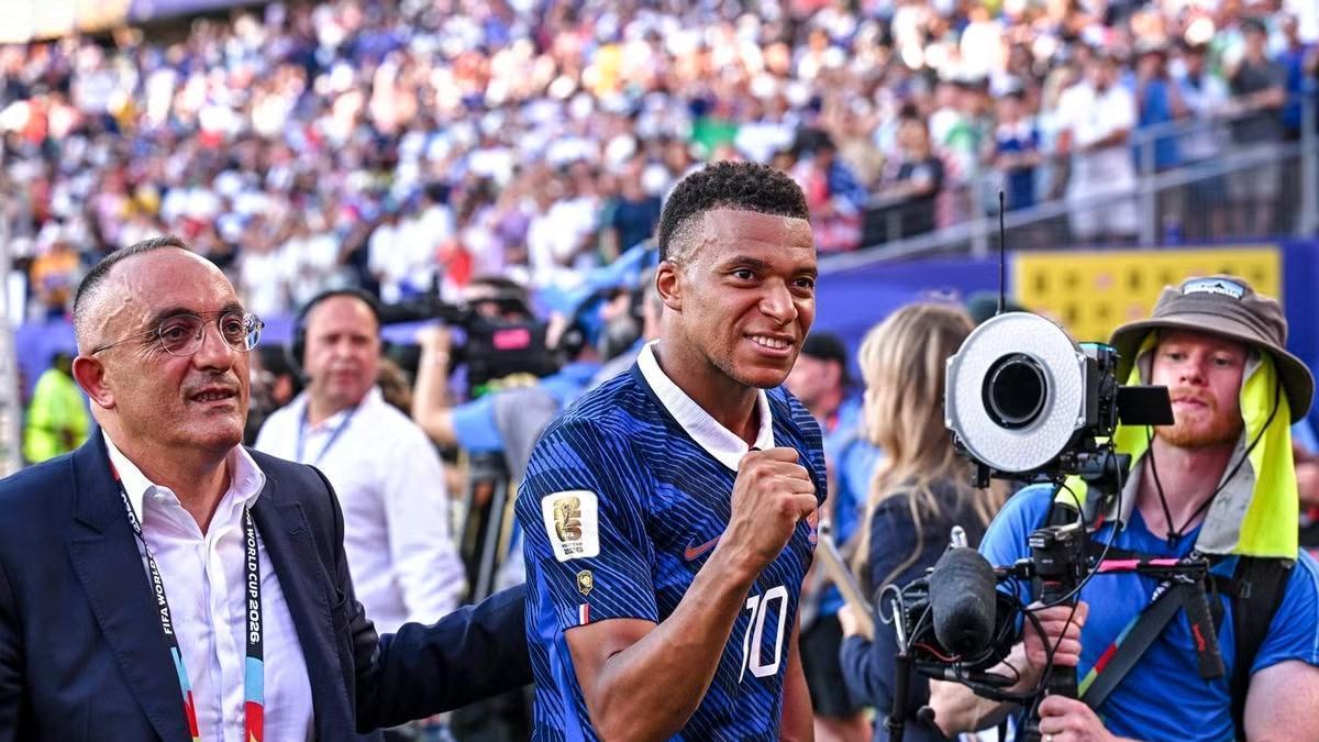 Mohamed Sanhadji, junto a Mbappé tras un partido del Mundial 2026.