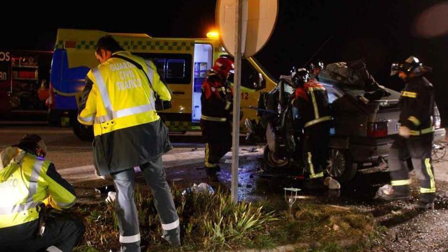 Miembros de la Guardia Civil y los bomberos trabajando el sábado en el lugar del suceso.