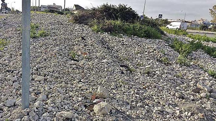 Esta rotonda amaneciÃ³ con grandes surcos provocados por los neumÃ¡ticos de un coche que la atravesÃ³.