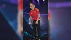 Ed Sheeran aparece con la camiseta de España en el primero de sus dos conciertos en Madrid