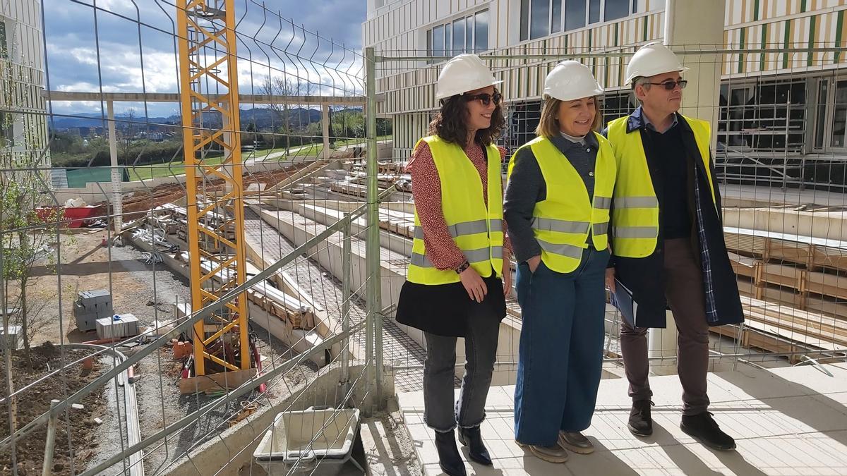 Lydia Espina, durante su visita a la obra, entre Cristina Blanco, directora general de Centros, Red 0-3 y Enseñanzas Profesionales, y Julio Vallaure, director general de Infraestructuras y Tecnologías Educativas.