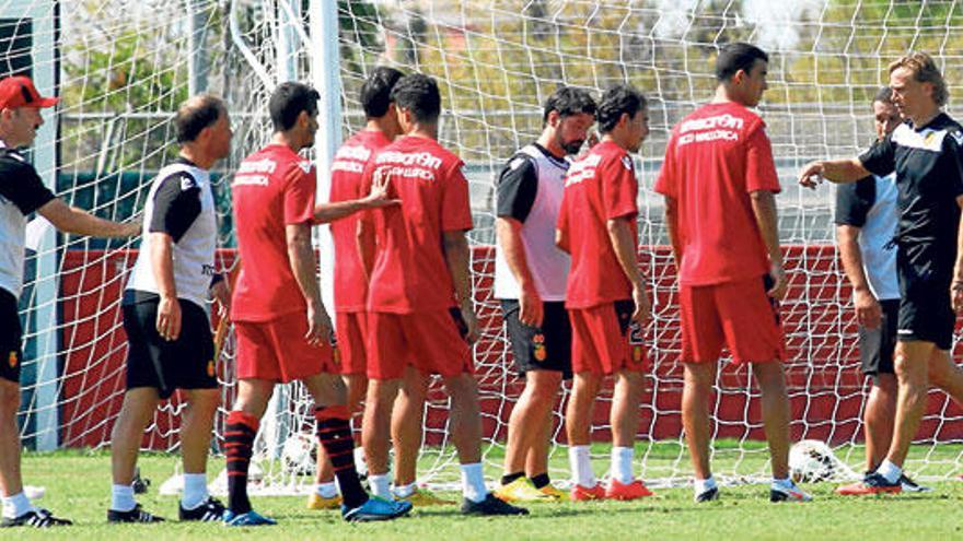 Karpin da instrucciones a sus jugadores durante el entrenamiento del viernes en Son Bibiloni.