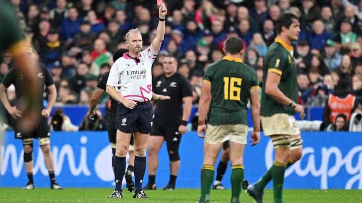 Wayne Barnes muestra la roja a Cane en el mundial de rugby