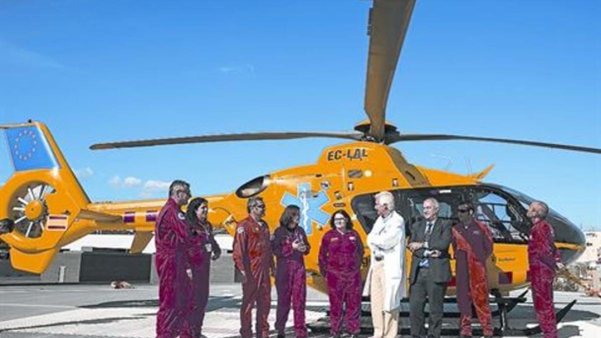 En el helipuerto 8 Tripulantes, médicos y enfermeras del helicóptero medicalizado posan con sus jefes.
