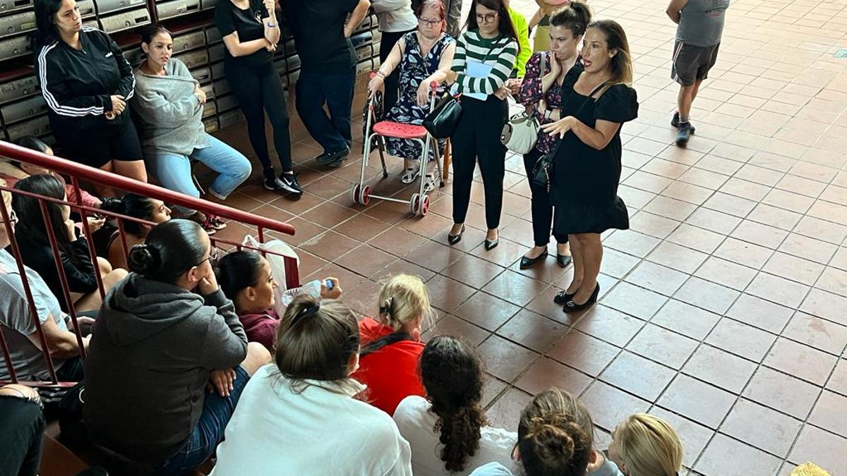 Patricia Hernández, en una de las reuniones con los vecinos afectados.