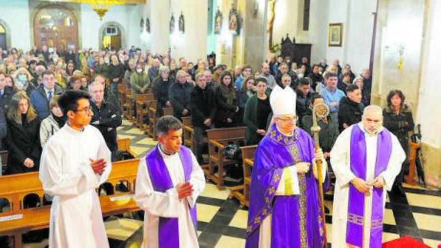 Asistencia de familiares de las víctimas al funeral oficiado en la iglesia de Lalín