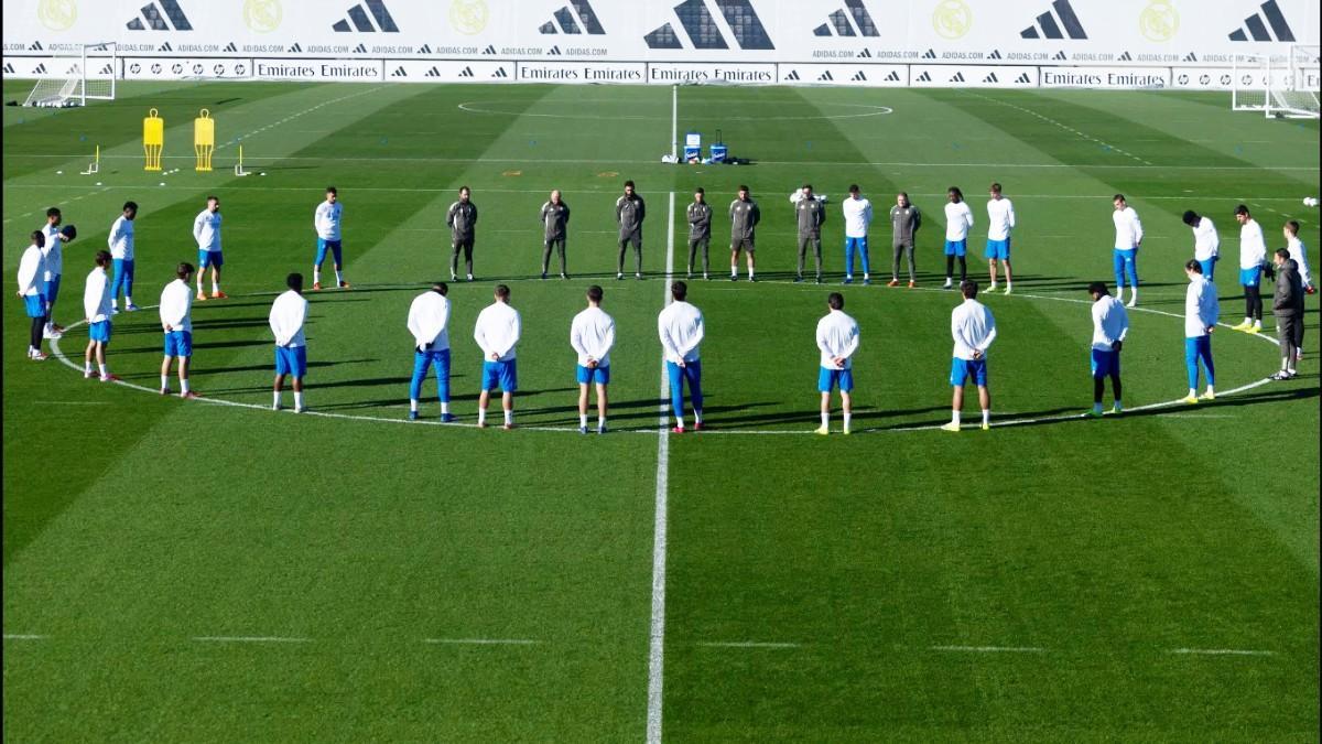 La plantilla del Real Madrid rindió un minuto silencio por las víctimas del accidente de tren en Córdoba