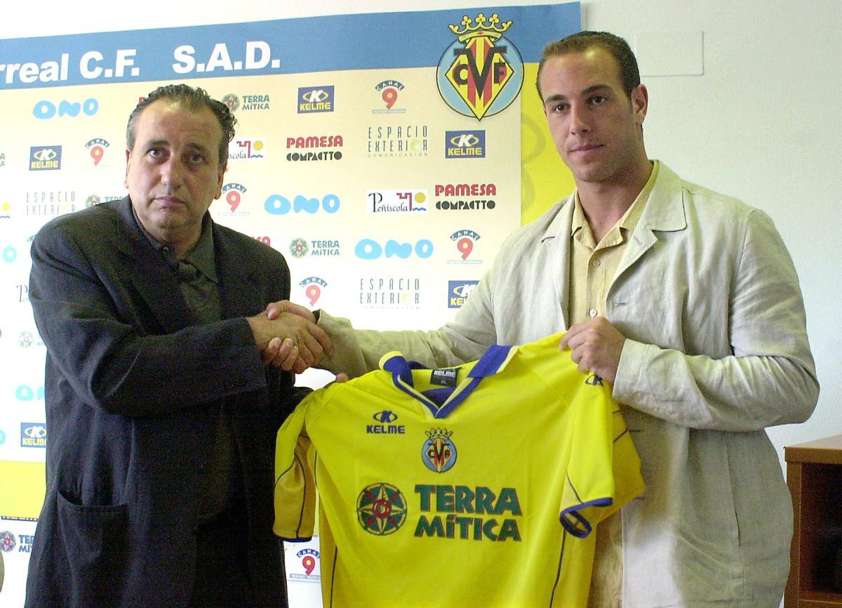 Presentación en el Villarreal, junto al presidente Fernando Roig, en 2002.