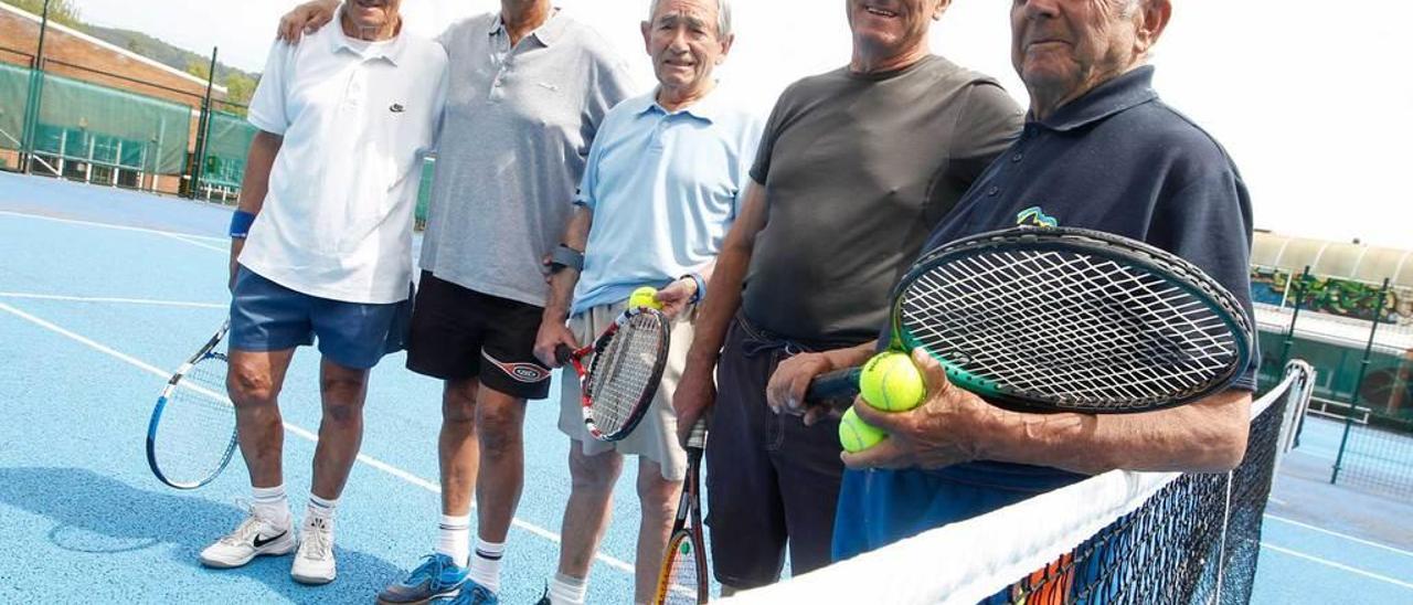 Manuel Arias, Juan Solís, José Avelino Suárez, Amador Medina y Teo Landaluce, en el Cristo.