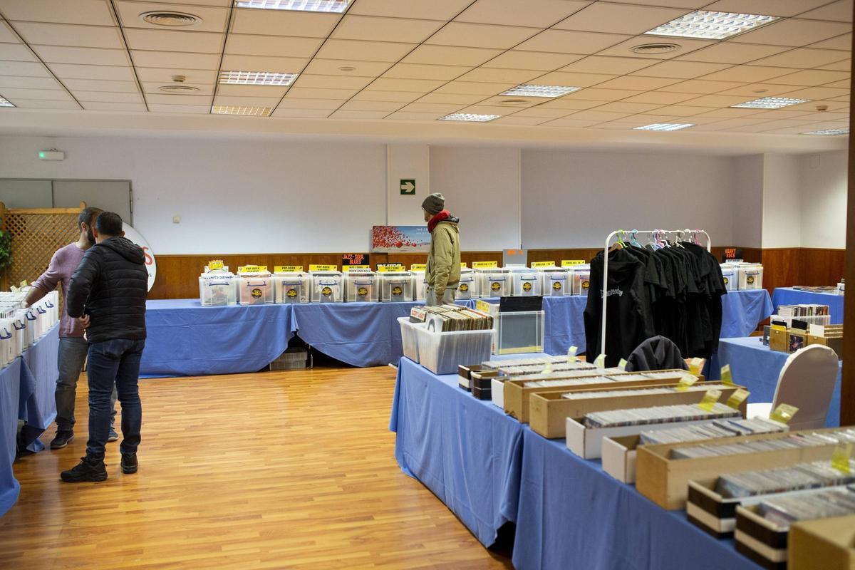Galería | La Feria del Disco trae a Cáceres las mejores canciones de la historia