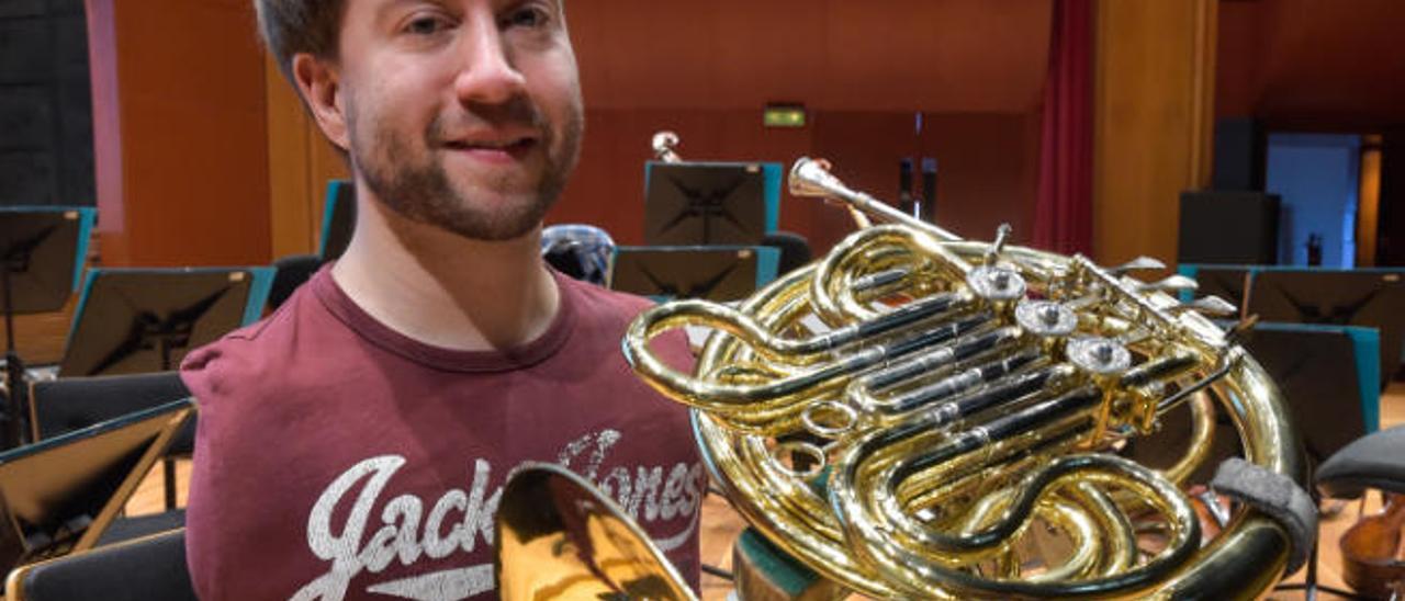 El joven trompista Felix Klieser, ayer en el Auditorio Alfredo Kraus.