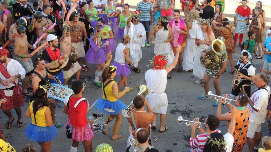 Los participantes en el desfile durante el recorrido.