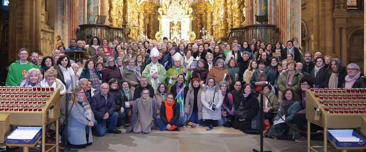 Monseñor Prieto, en el centro, con los catequistas participantes en la jornada.