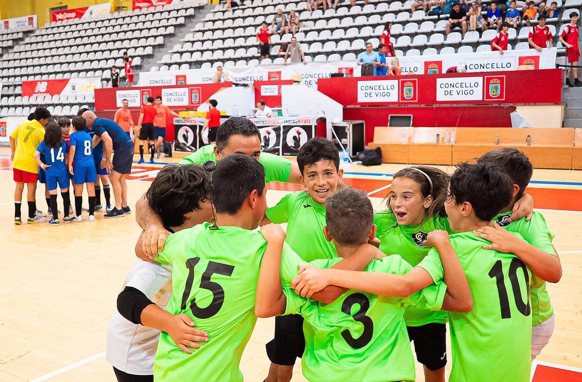 Trofeos del torneo Vigo Cup de fútbol sala