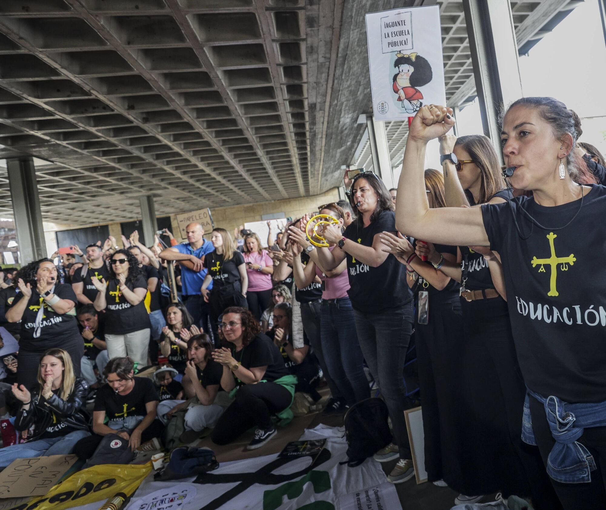 Concentración de los profesores durante la reunión de sindicatos y Principado