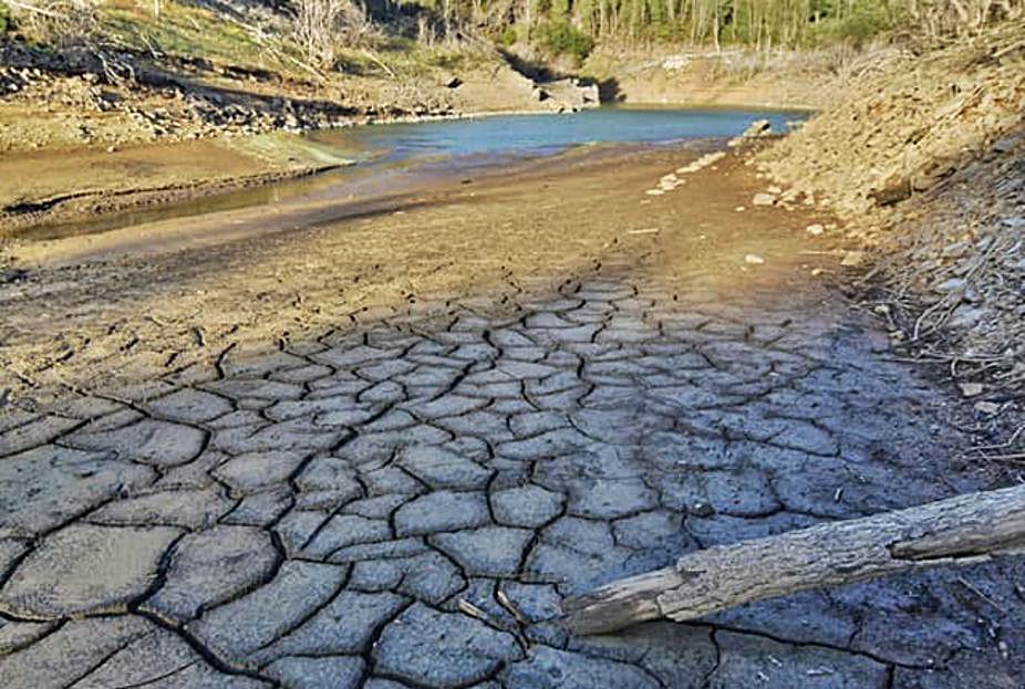 Tierra reseca en un cauce fluvial.