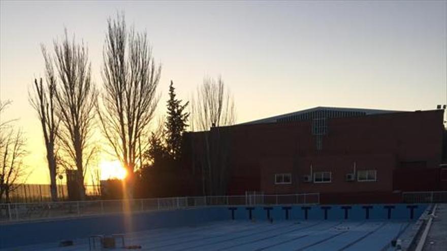 Continúa la remodelación del pavimento de la piscina