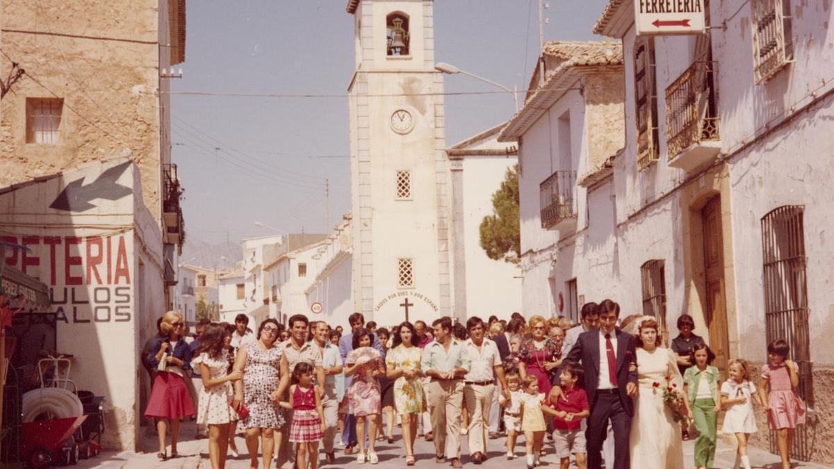 Los novios pasean por las calles de l&#039;Alfàs en 1974.