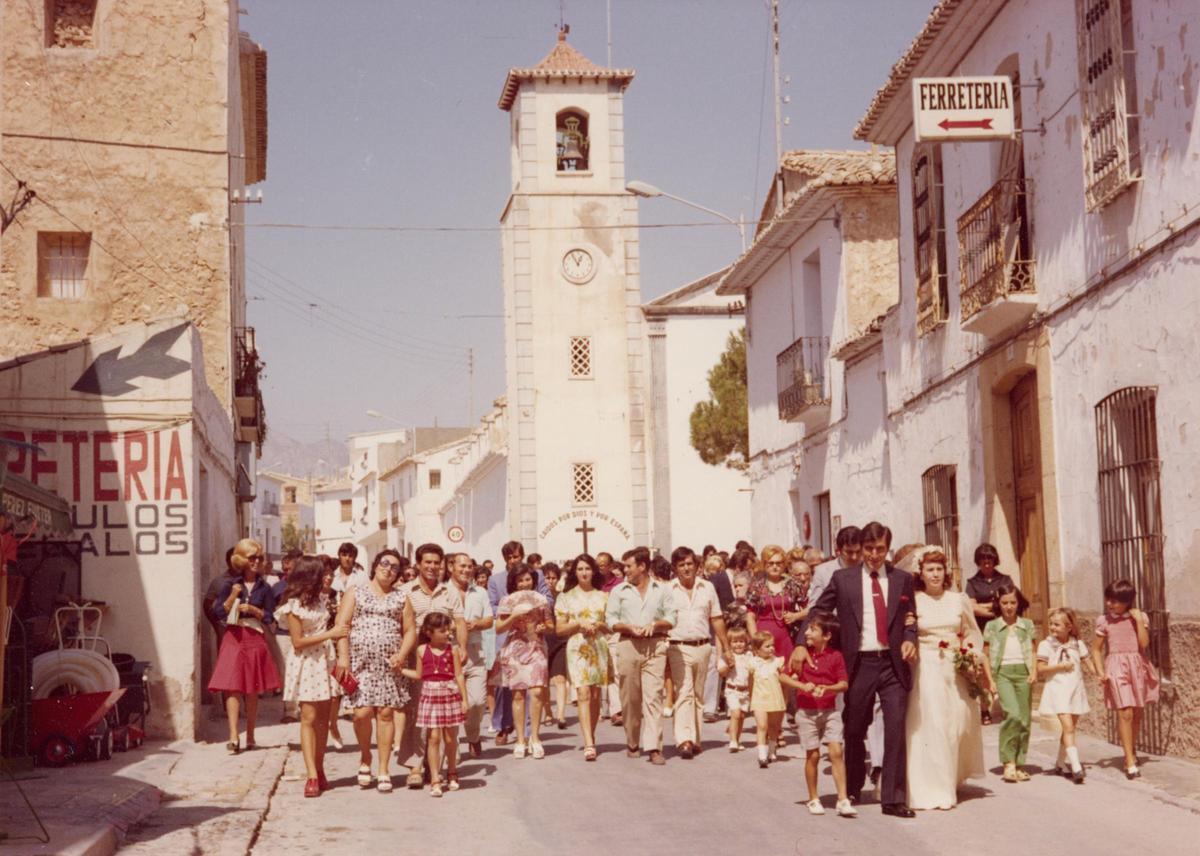 Los novios pasean por las calles de l'Alfàs en 1974.