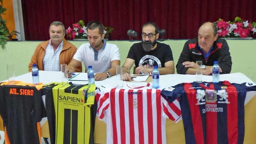 Agustín Fernández, Antonio Nogales, José Ignacio Pidal y Herminio Rodríguez, representantes de &quot;Fútbol justo para Siero&quot;, ayer.