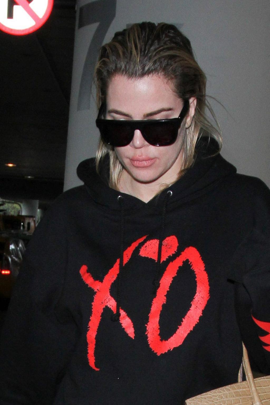 Khloé Kardashian sale con el pelo sucio
