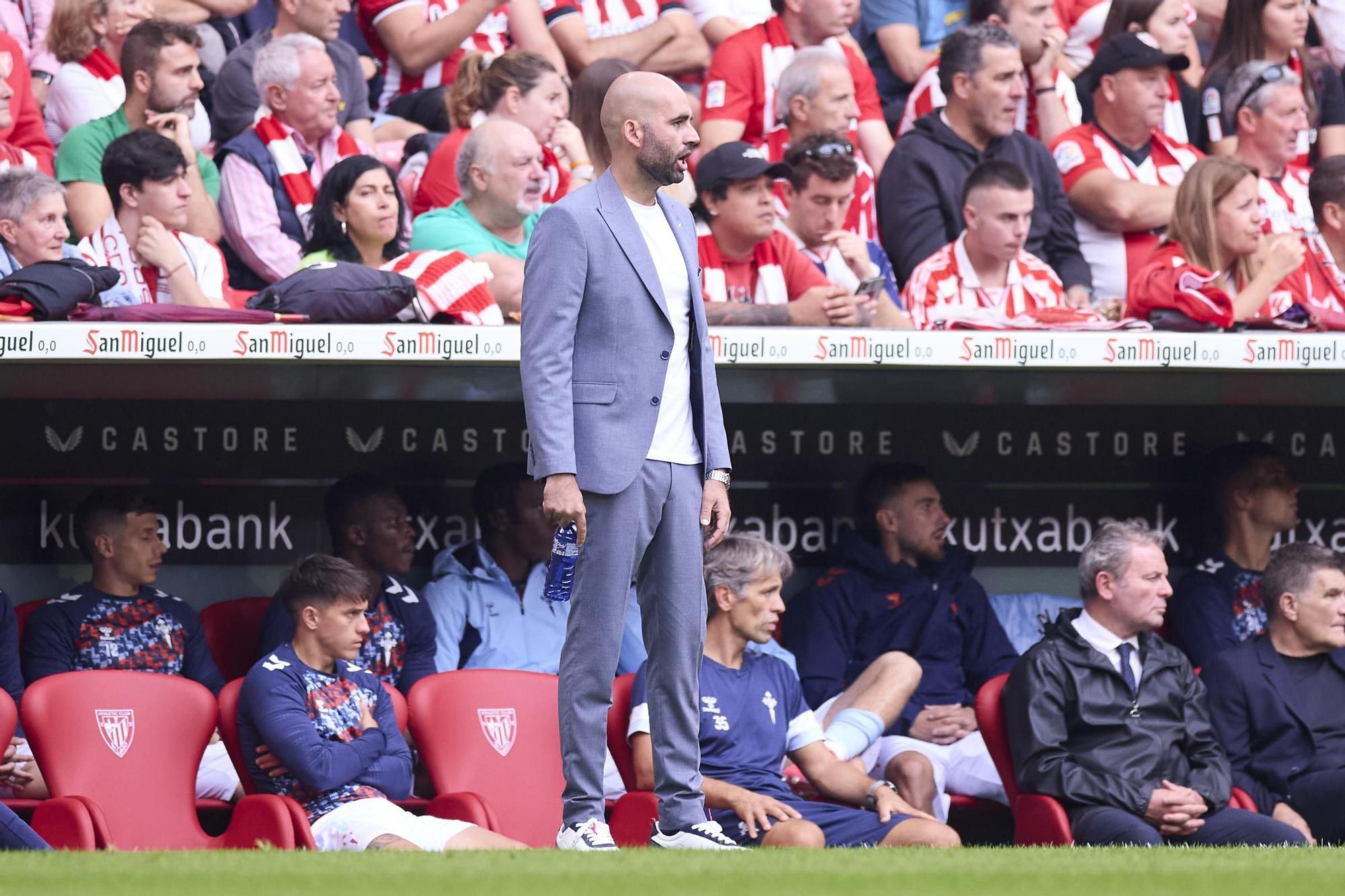Claudio Giraldez head coach of RC Celta de Vigo looks on during the LaLiga EA Sports match between Athletic Club and RC Celta de Vigo at San Mames on September 22, 2024, in Bilbao, Spain. AFP7 22/09/2024 ONLY FOR USE IN SPAIN / Ricardo Larreina / AFP7 / Europa Press;2024;SPAIN;Soccer;Sport;ZSOCCER;ZSPORT;Athletic Club de Bilbao v RC Celta de Vigo- La Liga EA Sports;