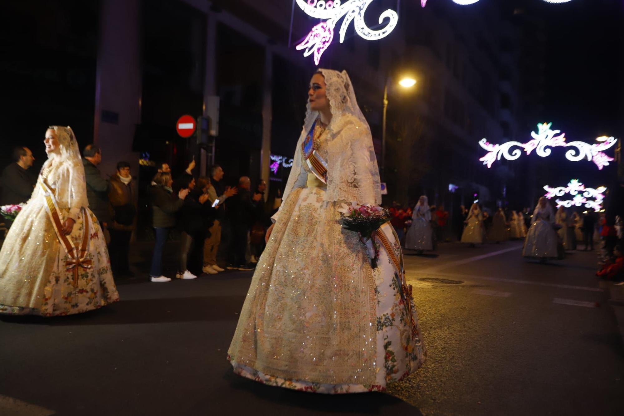 Laura Mengó y su corte coronan la ofrenda a la Virgen