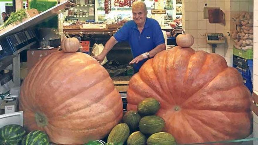 Las dos calabazas gigantes que ayer vendía Miguel Contestí en el mercado de Santa Catalina.