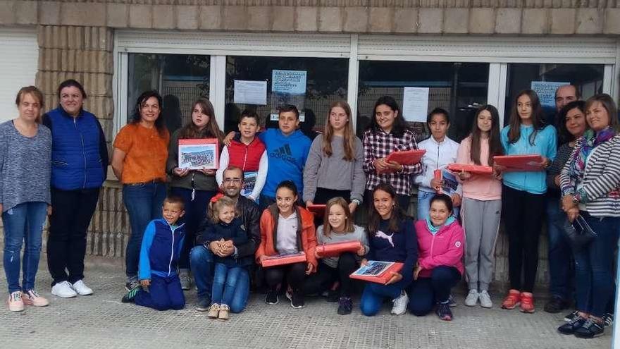 Los nuevos jueces infantiles de concursos ganaderos, ayer, en el recinto ferial cangués de La Imera.