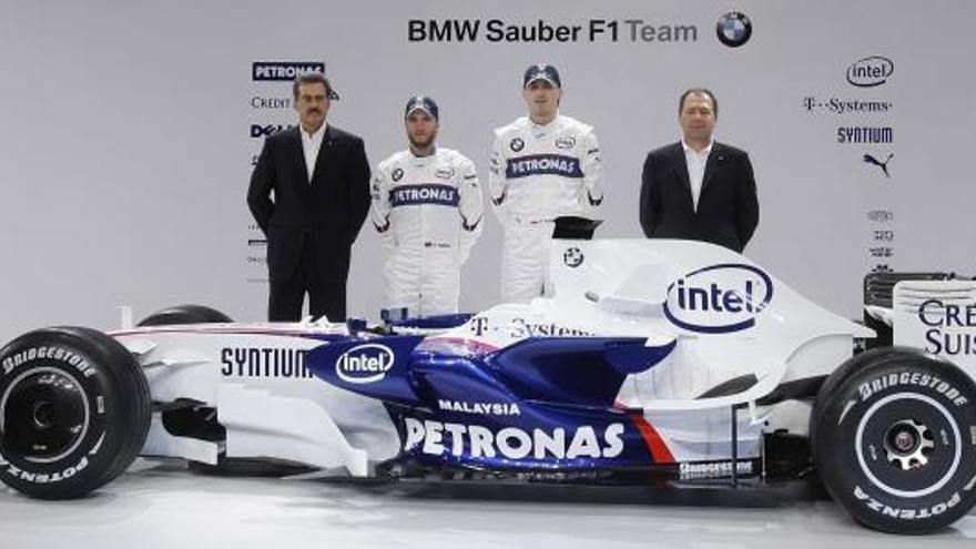 Foto de archivo en la que aparecen el director Mario Theissen, el alemán  Nick Heidfeld, el polaco Robert Kubica y el director técnico Willy Rampf durante la presentación del Sauber F1.08 racing en Munich, en enero de 2008.