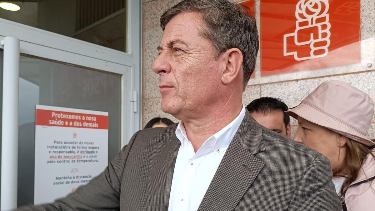 José Ramón Gómez Besteiro a su llegada a la sede de los socialistas gallegos donde ha presentado este miércoles unos 3.000 avales, cinco veces más del número mínimo exigido