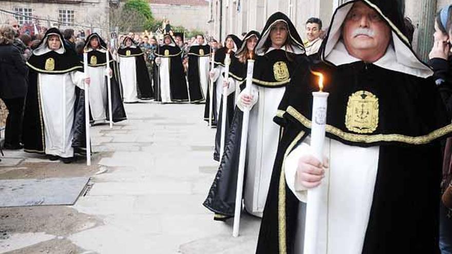 Los cofrades del Gremio de Mareantes, ataviados con el hábito blanco y capa de San Telmo.