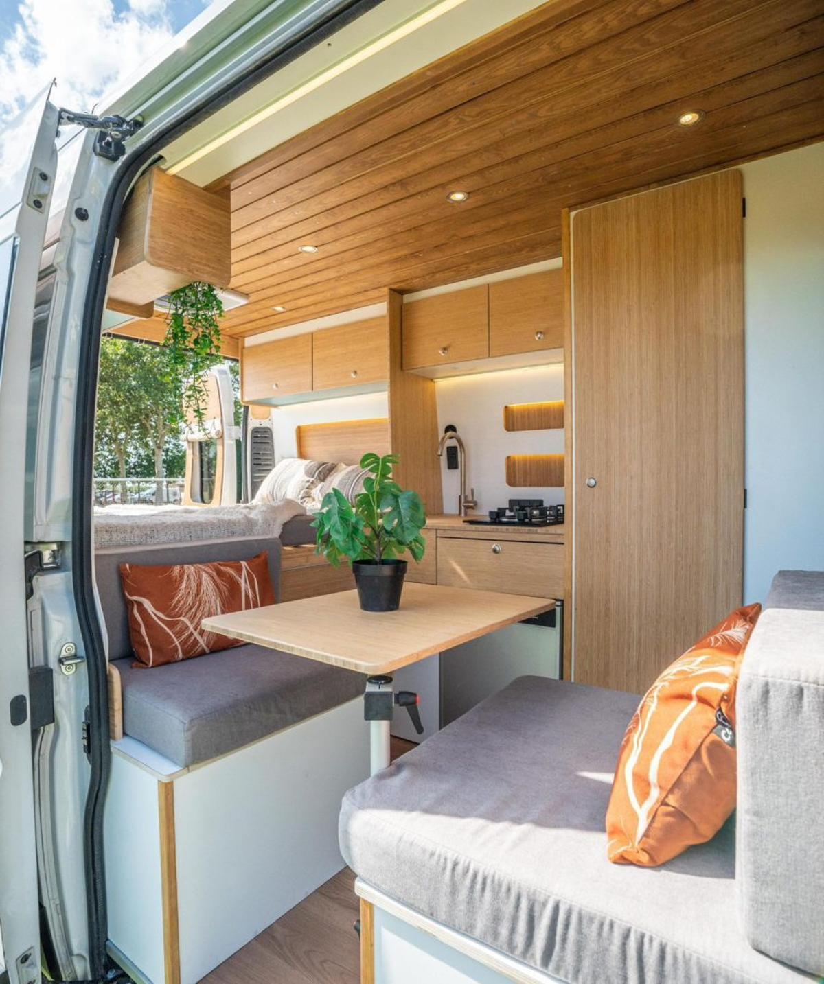 L’empresa crea vehicles propis i també en modernitza d’altres fabricants.