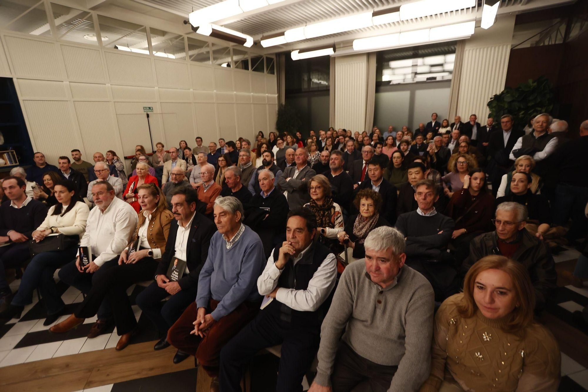 Los asistentes a la presentación del libro de Francisco Camps en un hotel de València