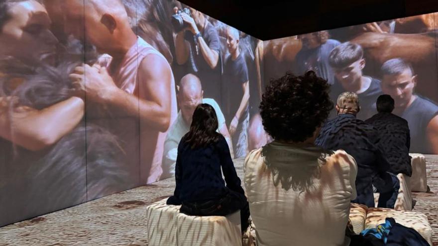 Asistentes a la proyección de la pieza en el Cartuja Center CITE.