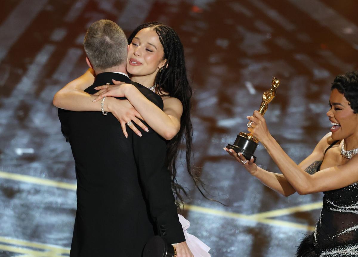 Paul Thomas Anderson, Chase Infiniti y Teyana Taylor, durante la gala de los premios Oscar.