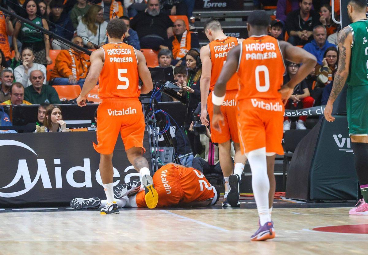 Brandon Davies, en el suelo tras su lesión ante el Unicaja