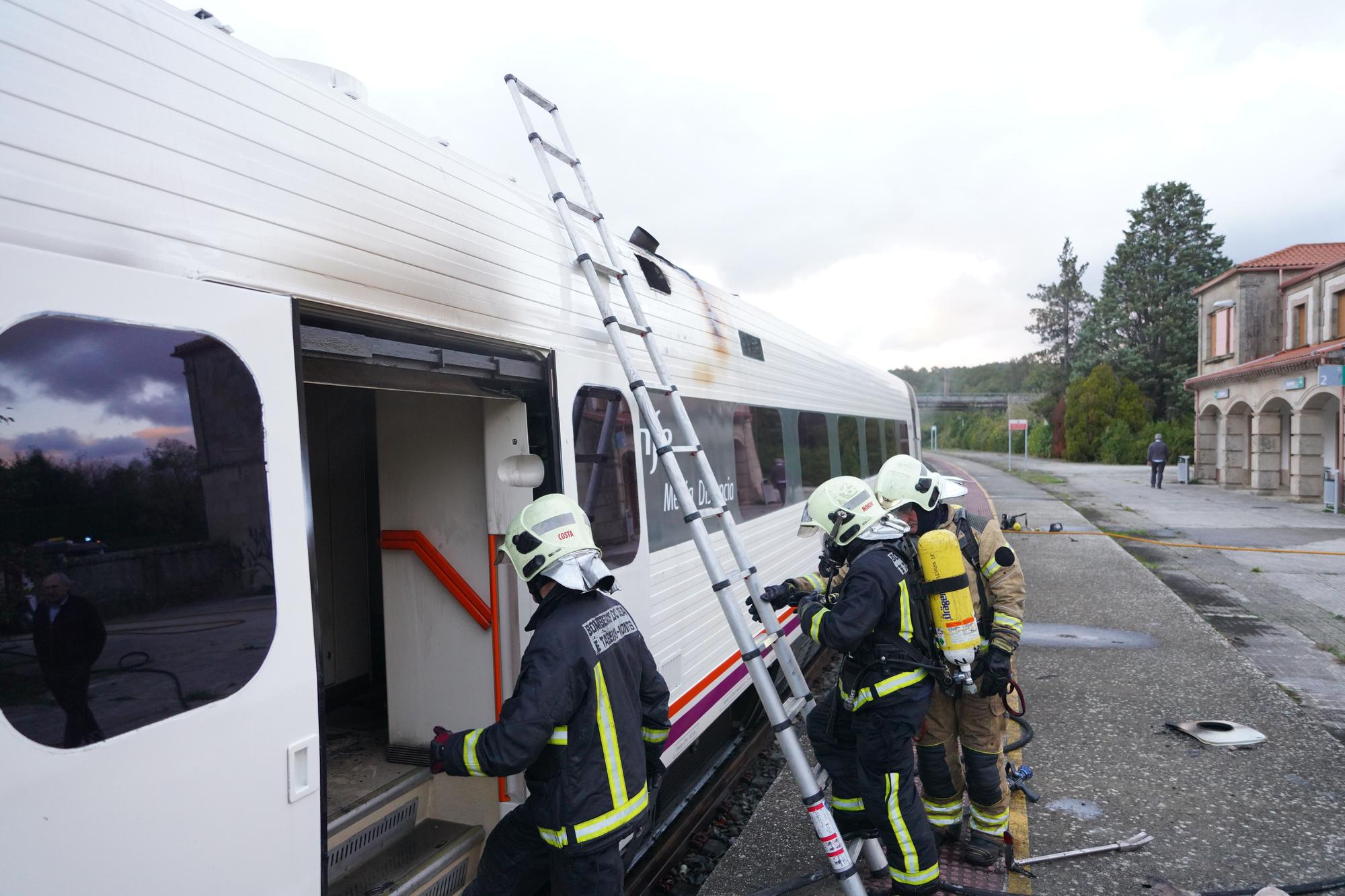 Incendio en el tren que cubre el trayecto Ourense-O Carballiño-Santiago de Compostela