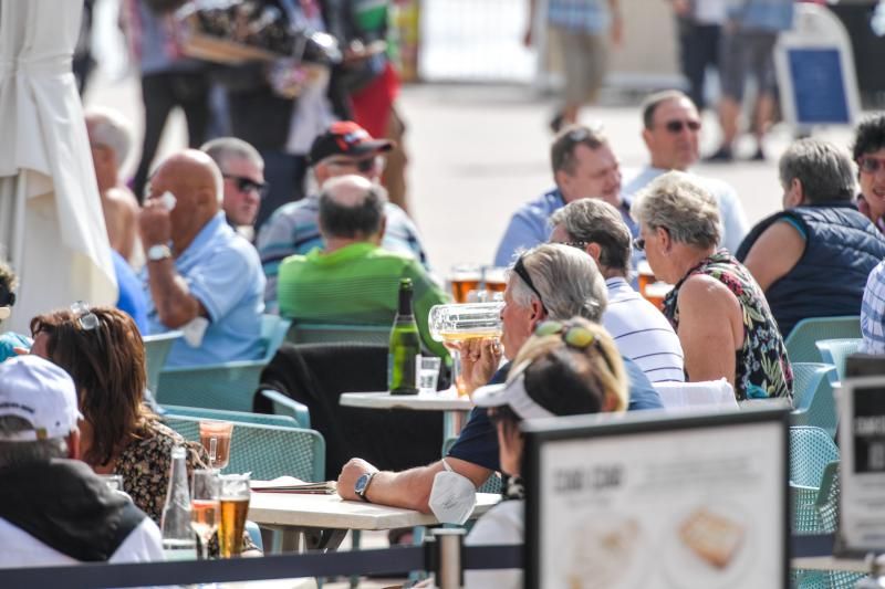 El viento y la calima siguen el jueves en Canarias y cierran Playa del Inglés por mala mar