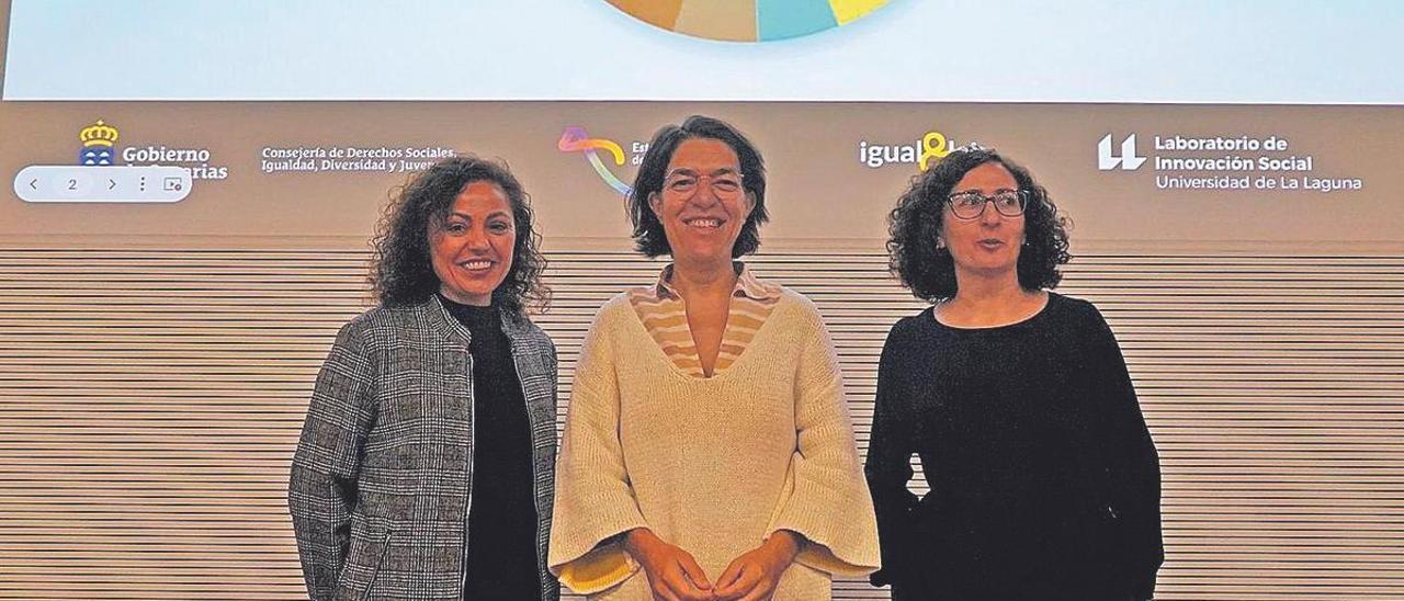 La directora del laboratorio de la ULL, Mónica Dios, la viceconsejera Sylvia Jaén y la investigadora Vicenta Poveda.